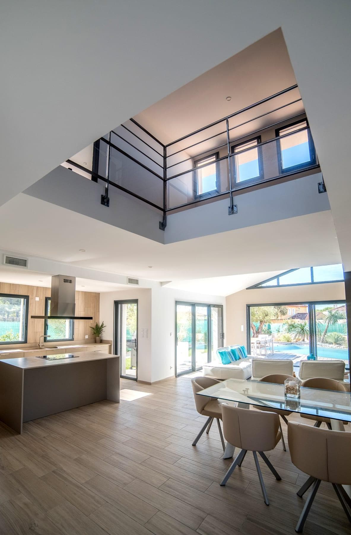 Séjour double hauteur avec mezzanine