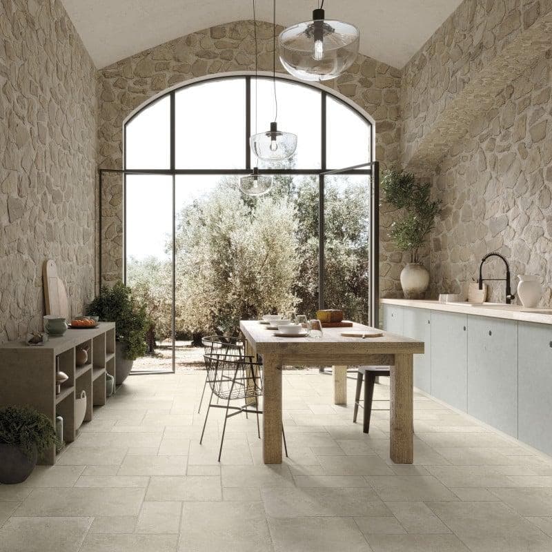 Cuisine en pierre avec arche et grande fenêtre