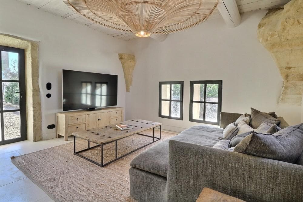 Salon avec arche en pierre et mobilier contemporain