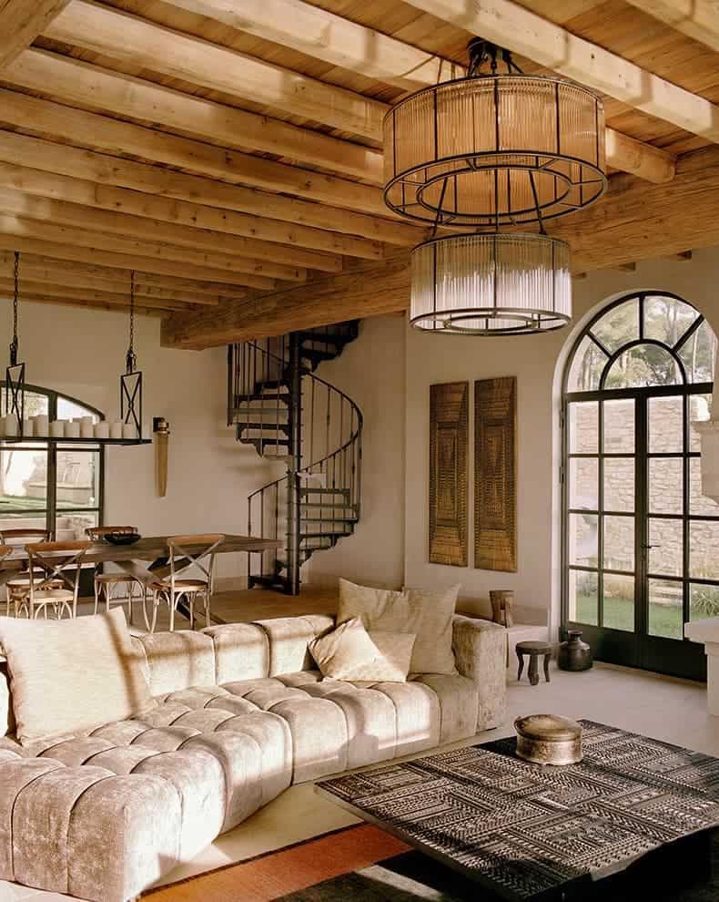 Salon poutres apparentes et escalier colimaçon