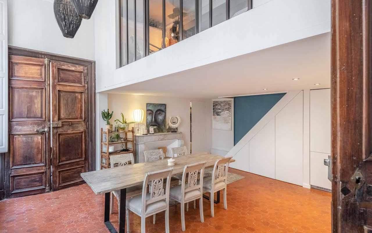Appartement rénové avec mezzanine et verrière