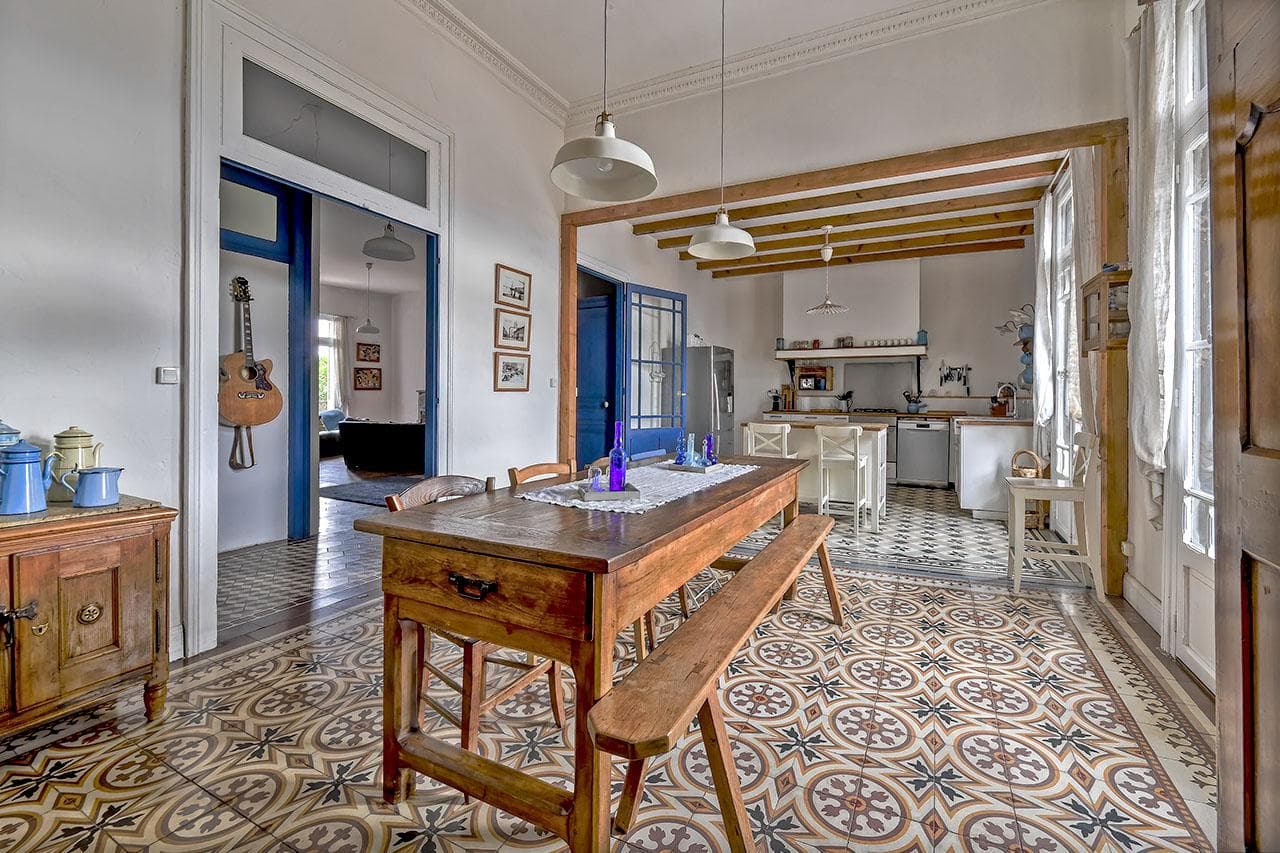 Salle à manger avec carreaux de ciment traditionnels